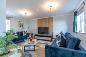 Stylish 5 Bedroom 4 Bathroom Townhouse